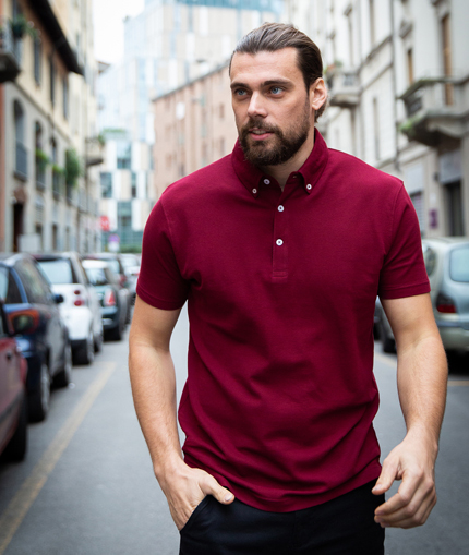 PhuketPOLO-SHIRTS / JRC - JAMES ROSS COLLECTIONΑνδρικό πόλο με κουμπί στο γιακάΣχέδιο και Χαρακτηριστικά: Το ανδρικό πόλο διαθέτει κοντά μανίκια, πατιλέτα με 3 κουμπιά σε αντίθεση και γιακά πικέ. Περιλαμβάνει κουμπί στο γιακά και πλαινά σκισίματα για ελευθερία κινήσεων. Εφαρμογή ως Επαγγελματική Ένδυση: Ιδανικό για εργαζόμενους σε γραφεία, εστιατόρια και επιχειρήσεις που επιδιώκουν μια επαγγελματική αλλά άνετη εμφάνιση. Υλικό και Άνεση: Κατασκευασμένο από 100% βαμβάκι με βάρος 180g/m², προσφέρει άνεση και ανθεκτικότητα για καθημερινή χρήση. Δυνατότητα Προσαρμογής: Υπάρχει δυνατότητα εκτυπώσεων λογοτύπου ή μηνύματος του πελάτη, ιδανική επιλογή για εταιρικές παραγγελίες. Διαθεσιμότητα σε Χρώματα: Διατίθεται σε ποικιλία χρωμάτων, κατάλληλα για όλες τις επαγγελματικές ανάγκες.